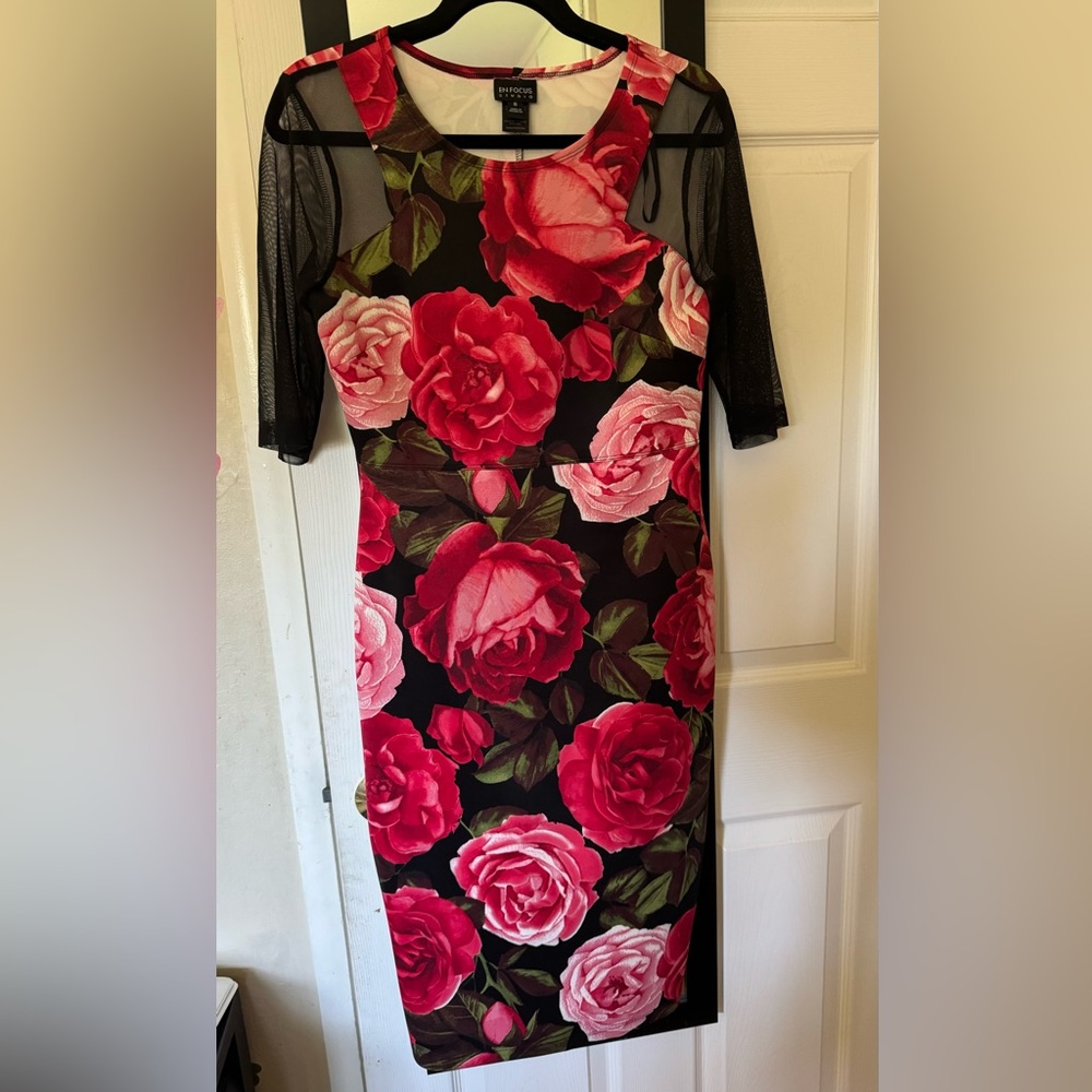 En Focus studio flower roses dress